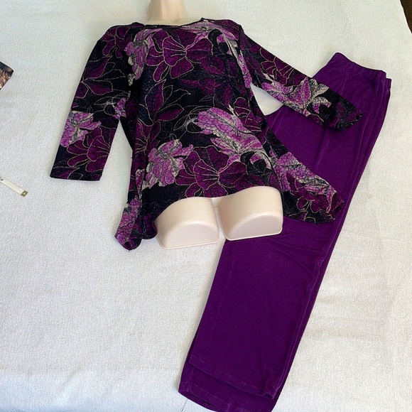 DRAPERS AND DAMEN PURPLE AND BLACK OANT SET WITH A DASH OF GOLD. P/MTop s/p pant - Picture 3 of 12